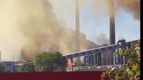 Humareda procedente del incendio de las bateras de cok de Arcelor Mittal en Avils
