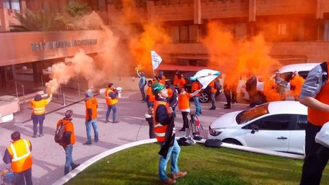 Trabajadores de A Corua se desplazaron a Madrid para protestar a las puertas del hotel donde se negocia