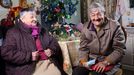 Sara y Elvira Arnoso, de 81 y 91 años, ponen el rostro al mes de diciembre y desvelan su particular receta para la vida: «infusións de loureiro e pirixel, chocolate... Pero, sobre todo, sorrir e moito»
