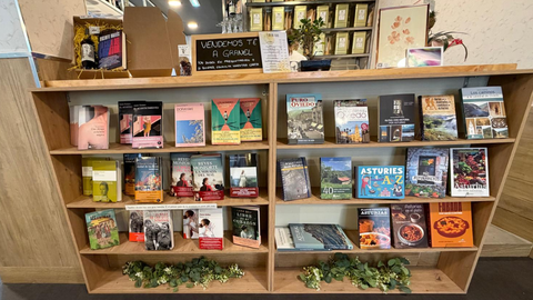 En La Flor do Toxo cuentan con un espacio dedicado para los libros en los que Asturias es la protagonista principal