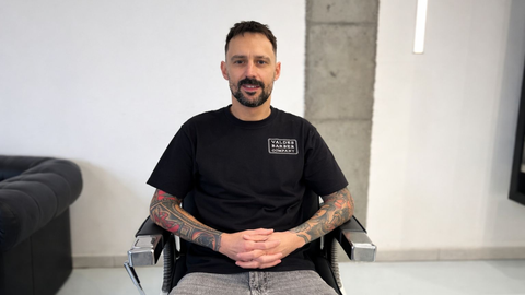 David Vald�s es el responsable de unas de las barber�as m�s inclusivas de Asturias