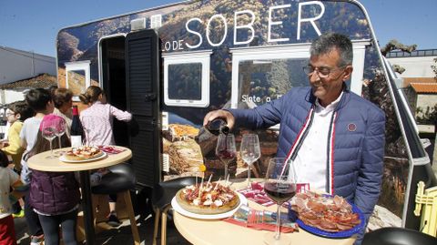 El alcalde de Sober, Luis Fernndez Guitin, sirve unos vinos durante la presentacin de la Caravana do Amandi