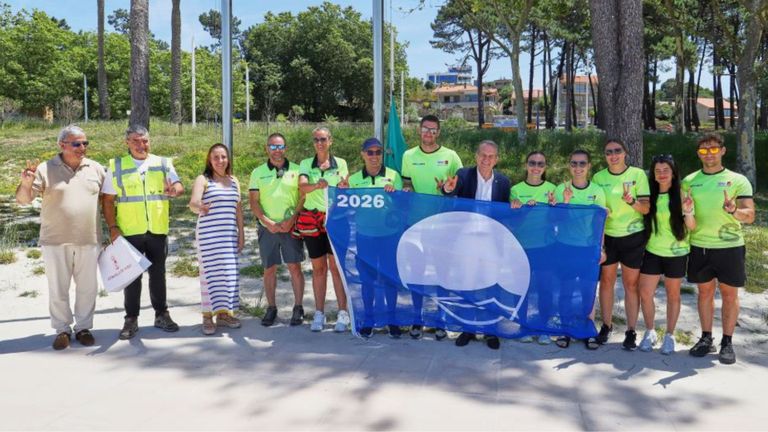 La bandera azul ondea en una parte de Samil