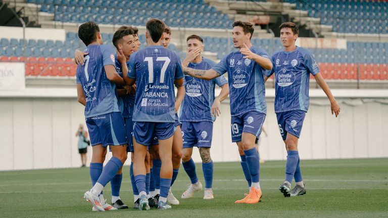 Los jugadores del Ourense CF celebran un gol.