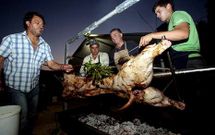 La Festa do Porco ao Espeto abri ayer las fiestas de san Ramn en O Esto.