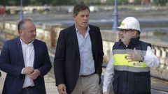 Jos Ramn Rioboo, alcalde de Culleredo, con el delegado del Gobierno, Jos Ramn Gmez Besteiro, y el jefe de Demarcacin de Costas, Rafael Eimil, visitando las obras de la ra de O Burgo.