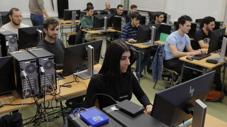 Las ofertas de empleo con IA se han multiplicado por nueve en cinco años