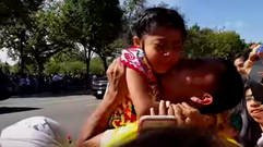 Sophie Cruz saluda al papa Francisco