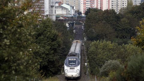 Alvia saliendo de la estación de Lugo con destino a Ourense y Madrid