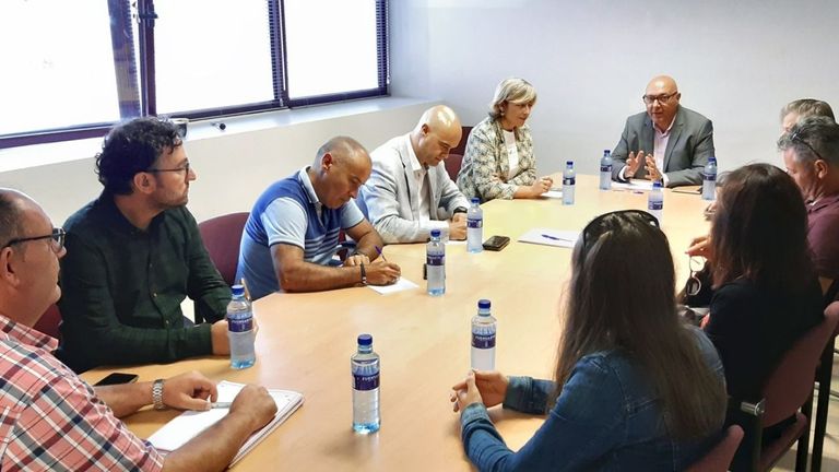 Rocío Huerta, primera por la izquierda, y Juan Carlos Aguilera, a su derecha, con los representantes de los trabajadores de la empresa Xata Roxa y representantes de las federaciones de industria de UGT y CCOO.
