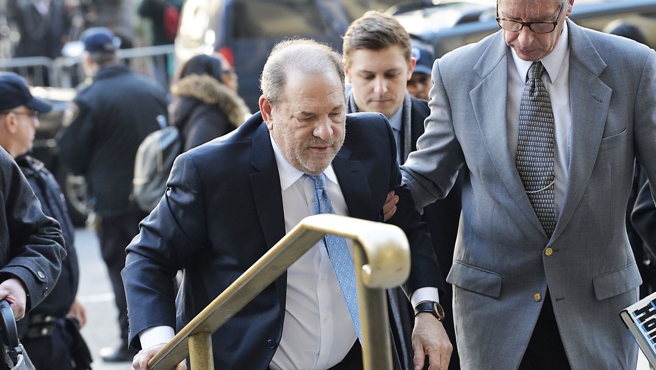 El �nico lugar en el que se ha celebrado una procesi�n: el buque Juan Sebasti�n Elcano.Mirotic con la camiseta del Palencia en un duelo frente al Breog�n en diciembre del 2009