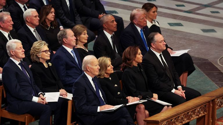 En primera fila, desde la izquierda, Joe y Jill Biden, Kamala Harris y Douglas Emhoff. En segunda fila, Bill y Hilary Clinton, George y Laura Bush, Barack Obama y Donald y Melania Trump.