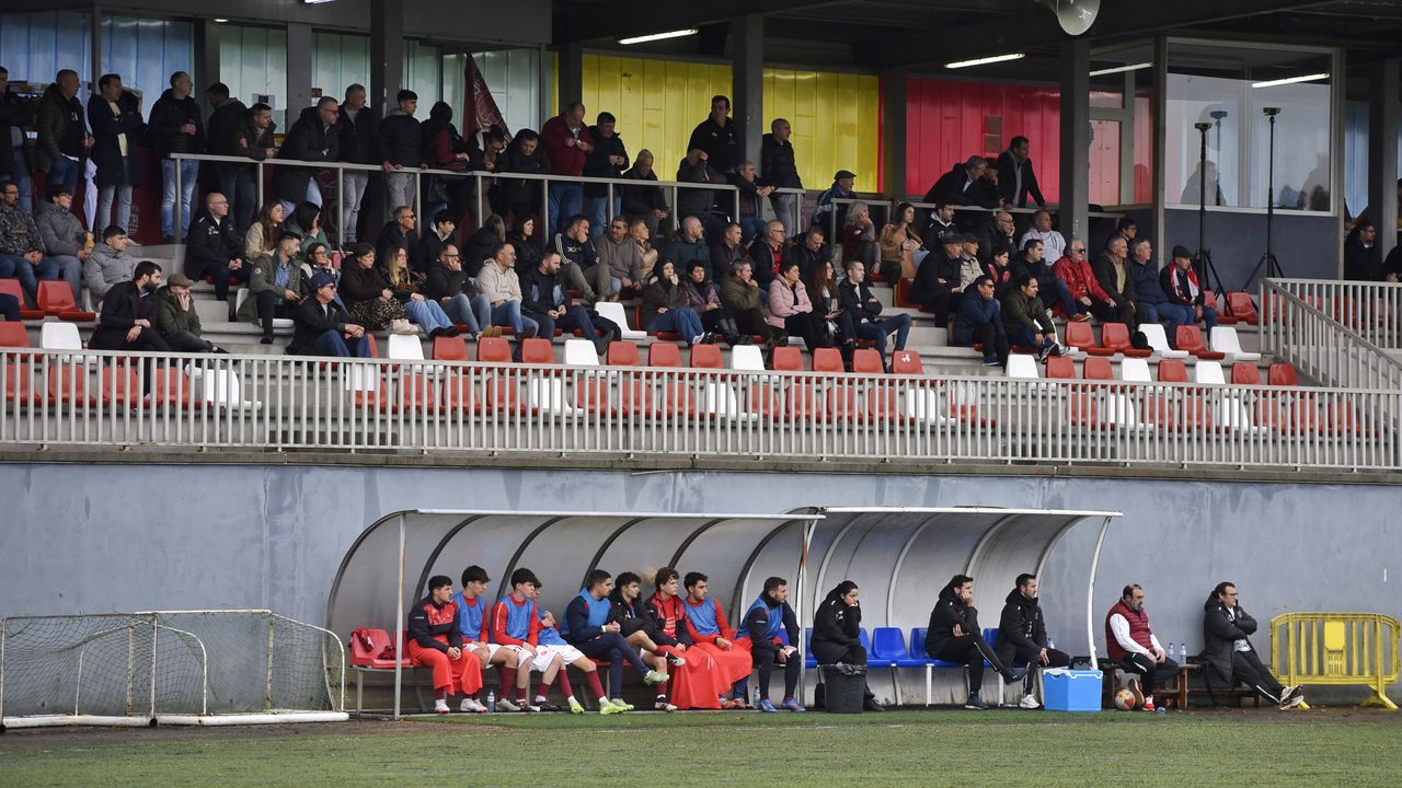 Unos viajeros de Lugo subindose este martes al media distancia de las 14.41 con destino de Ourense y luego enlazar con el AVE a Madrid