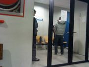 El acusado, minutos antes de entrar en el juicio