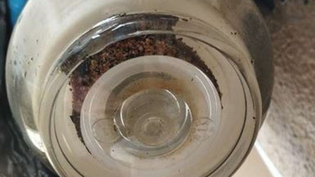 Departamento de costureras del Complejo Universitario de Ferrol.Filtro sucio de un grifo de una casa de la zona afectada