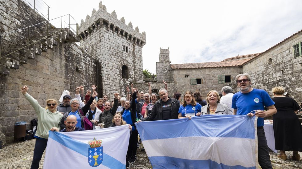 As se trabaja en el obrador de pasta fresca La Ideal.El secretario xeral de Emigracin, en el centro de la imagen, de pie, durante el encuentro en Buenos Aires.