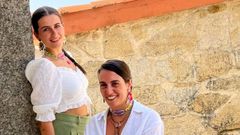 Anta (de pie) y Andrea Calvo (sentada), fundadoras de Elas Collection, con los pendientes de su ltima coleccin, Retranca.