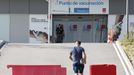 Un hombre se acerca al punto de vacunación contra viruela de mono en el hospital Zendal de Madrid