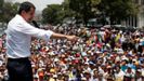 El presidente interino, Juan Guaid, dirigindose a los manifestantes en Caracas