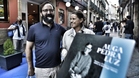 La hija del poeta, Lucila Valente, posando ayer con el director del filme, José Manuel Mouriño, frente al teatro Principal de Ourense, que acogió la proyección del documental.