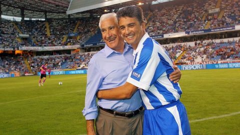 Bebeto se abraza a Arsenio Iglesias en un partido de homenaje al Superd�por en 2006 en Riazor