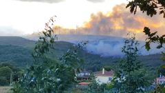 Vista del incendio de Palas de Rei, en la parroquia de Orosa