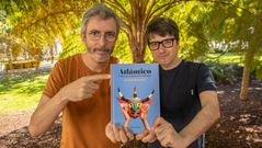 Xoel López y Javier Becerra mostrando la portada del libro  Atlántico .