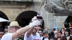 San Vicente -con ayuda de la tecnología- obró un año más el milagro, y de la fuente de la Praza do Campo de Lugo volvió a manar vino
