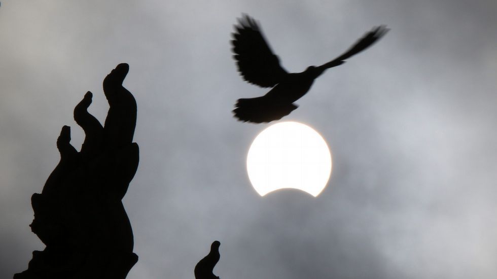 El eclipse, visto desde Camboya. 