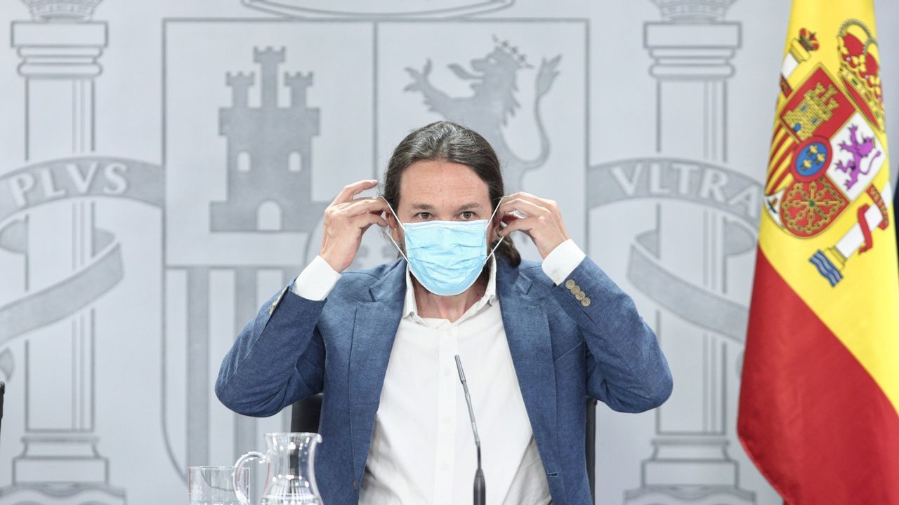 V�deo de las elecciones en Burela, con colas para votar.Polic�a y ambulancia en la playa de San Amaro por una falsa alarma de covid