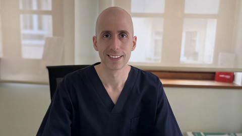 lvaro Iglesias Puzas es especialista en dermatologa clnica.