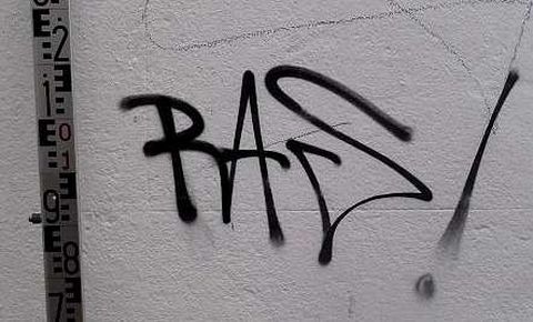 Pintada del grafitero RAS que se usa de modelo para identificar otras en la ciudad