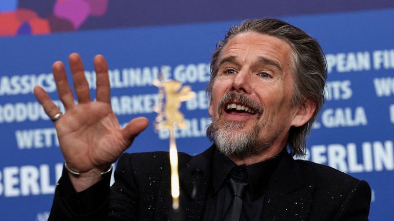 Ethan Hawke y su cuerda de presos cargan con el oro en el frenesí del filme «The Weight»