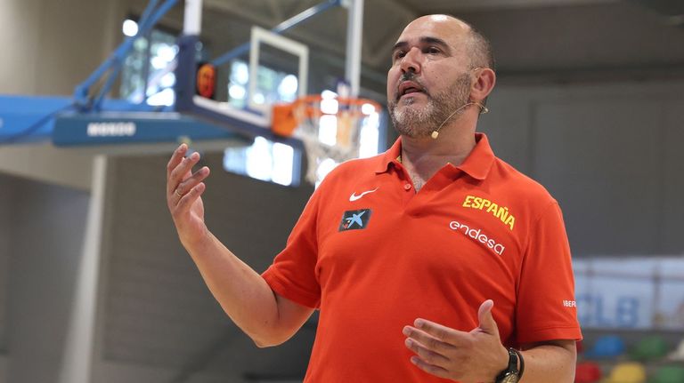 Chus Mateo, seleccionador español de baloncesto: «Hay tres entrenadores magníficos al mando de los equipos gallegos de la ACB»