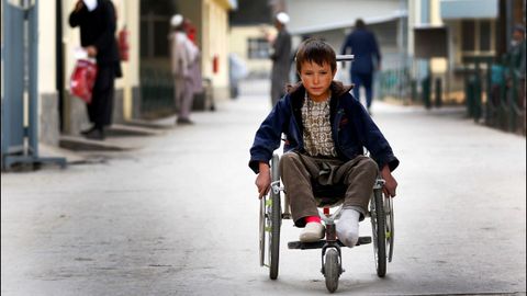 Un nio llega en su silla de ruedas al centro peditrico del Comit Internacional de la Cruz Roja en Kabul