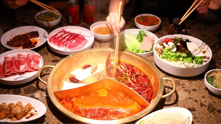 El hot pot se puede dividir en dos o tres partes con diferentes caldos.