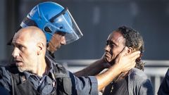 La Polica italiana utiliza caones de agua contra los refugiados