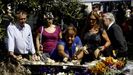 Familiares de algunas víctimas del accidente dejan flores en recuerdo de los fallecidos