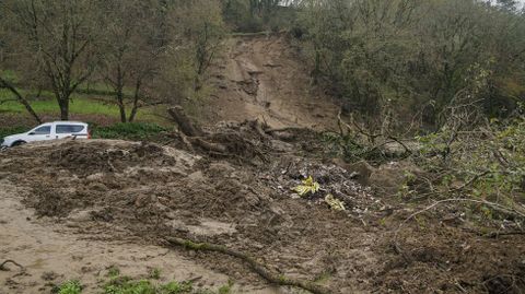Derrumbe en la carretera OU-402 en Ourense