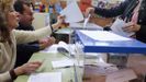 Una mesa en un colegio electoral en Oviedo durante la jornada de elecciones generales de 2019