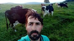 Autofoto realizada por Xos Regueiro delante de uno de los prados en los que pastan sus vacas
