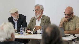 Siro López, Xavier Alcalá e Francisco Castro, na presentación da novela na sede ferrolá de Afundación.