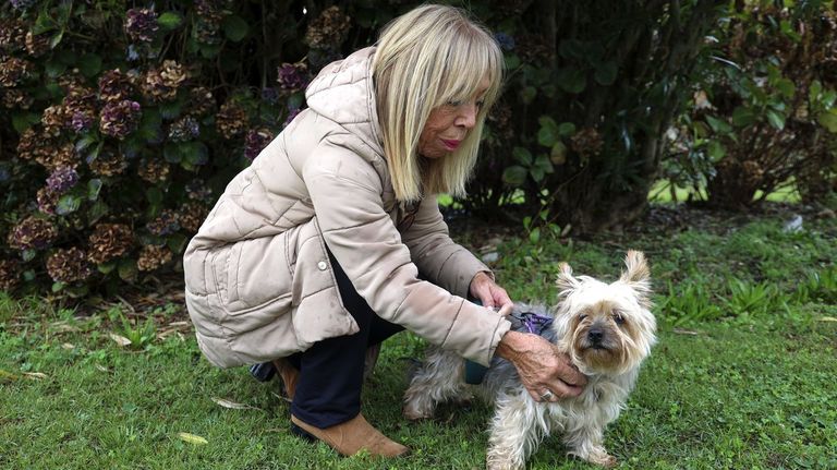 Lucía perdió a su hermana por un cáncer de mama: «Cuidar de su perro tras su muerte fue la mejor terapia posible para superar el duelo»