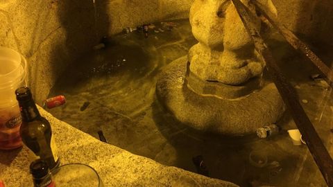 La fuente de la Praza do Campo, en honor a San Vicente, no tiene buena suerte, y siempre es usada para lo peor