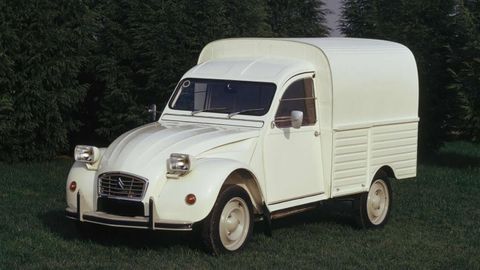 Furgoneta Azu (1958). Esta versión derivada del 2CV marca el inicio de la producción del Centro de Vigo. Los primeros 25 vehículos tardaron un mes en fabricarse y tuvieron como destino Casablanca (Marruecos)