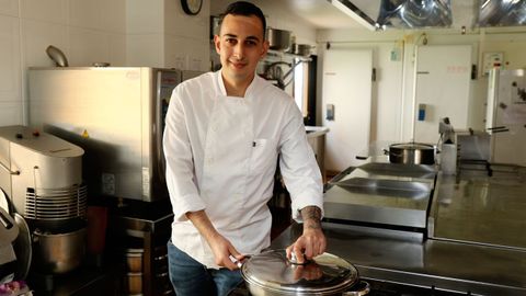 Luis Miguel Mndez, en la cocina de su hotel en Sanxenxo