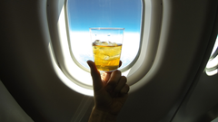 Cuidado con tomar alcohol en un avin.