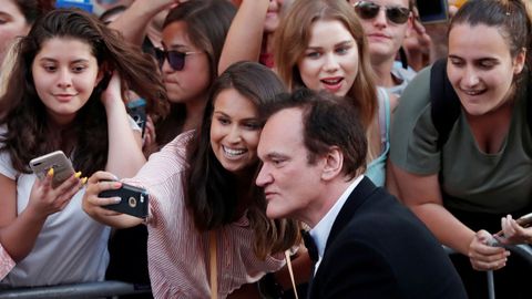 Tarantino, el pasado 22 de julio, posando para unas fans, durante el estreno en Los Ángeles del filme «Érase una vez en Hollywood»