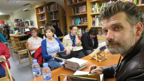 Francisco Narla durante la presentación en la librería Agrasar de su novela «Donde aúllan las colinas», publicada con anterioridad