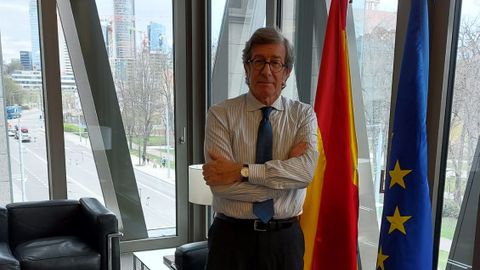 El embajador español en Lituania, José María Robles Fraga, en su oficina de Vilna. Anteriormente, fue responsable diplomático de España en Rusia y Pakistán, además de diputado en el Congreso.